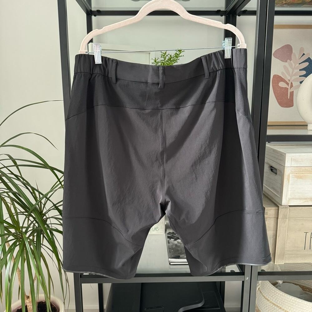 Lululemon Mountain Side Black Shorts 11” Men’s Size 38 Zipper Pockets Reflective - Picture 3 of 9